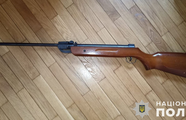 Во Львовской области дети играли с пневматической винтовкой — 4-летняя девочка получила ранение в голову