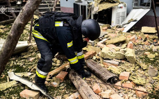 У Київській області внаслідок ракетної атаки частково зруйновано будинок, фото та відео