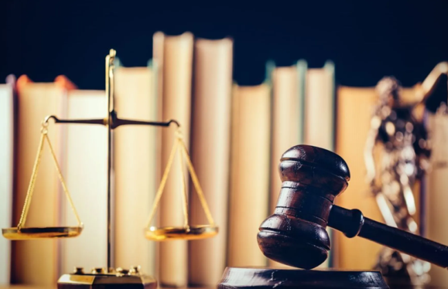 Суд ошибочно взыскал со страховщика пеню, инфляционные потери и три процента годовых — подробности дела