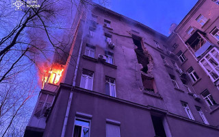 В Киеве на Печерске горит дом после падения обломков сбитого шахеда — фото последствий вражеской атаки