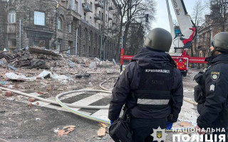 В Печерском районе Киева при разборе завалов нашли тело женщины — фото последствий атаки