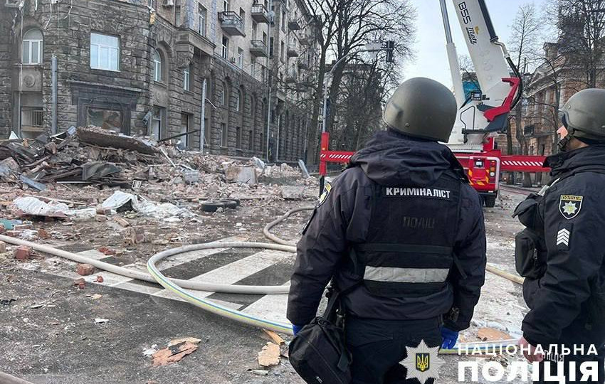 У Печерському районі Києва під час розбору завалів знайшли тіло жінки — фото наслідків атаки