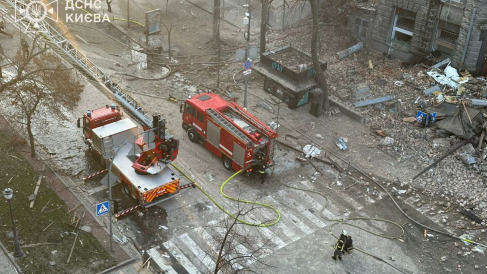 В Киеве горела крыша корпуса Нацбанка в результате падения обломков шахеда