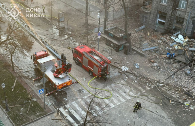 В Киеве горела крыша корпуса Нацбанка в результате падения обломков шахеда