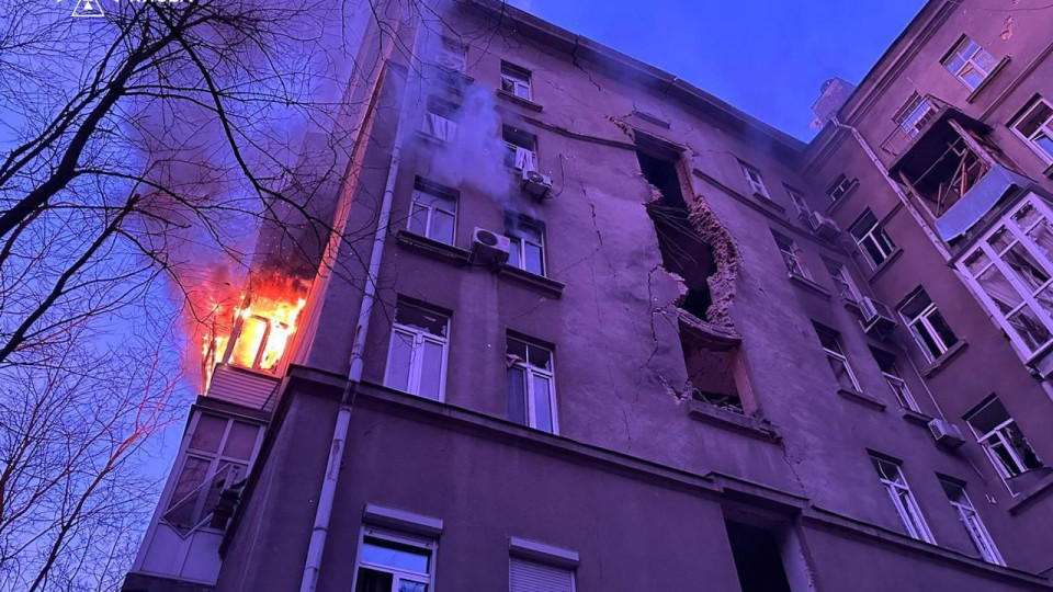 В Киеве на Печерске горит дом после падения обломков сбитого шахеда — фото последствий вражеской атаки
