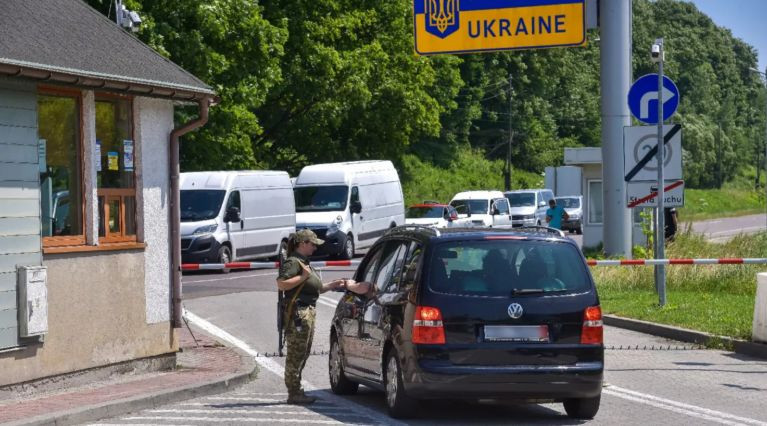 Мужчинам 18-25 лет, проходившим военную службу по контракту, для пересечения границы нужно иметь справку командира или руководителя ТЦК