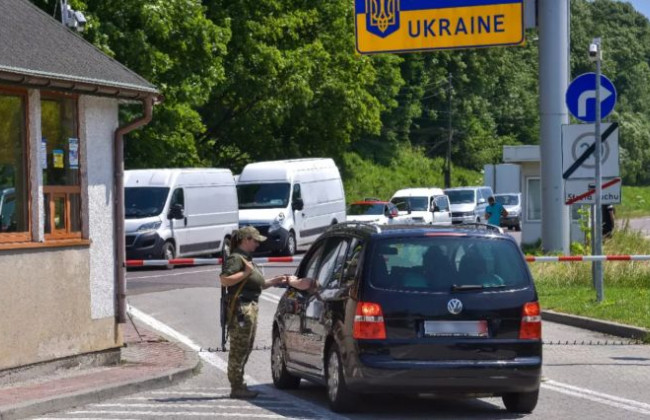 Мужчинам 18-25 лет, проходившим военную службу по контракту, для пересечения границы нужно иметь справку командира или руководителя ТЦК