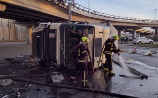 У Києві деблокували водія фури, що впала з мосту — фото