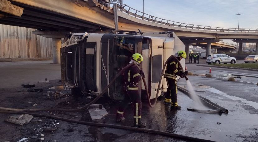 В Киеве деблокировали водителя фуры, которая упала с моста — фото