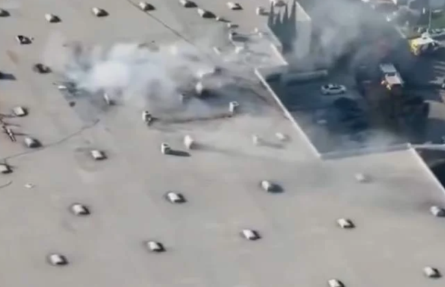 У Каліфорнії літак упав на промислову будівлю — є жертви і багато поранених