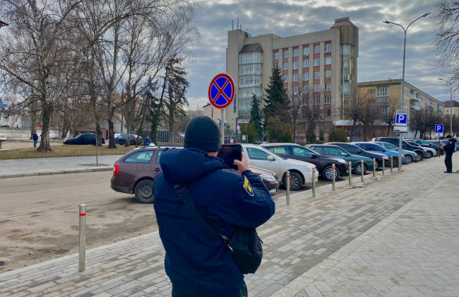 Водій, який здійснив стоянку автомобіля, не може нести відповідальність за порушення правил зупинки – Верховний Суд