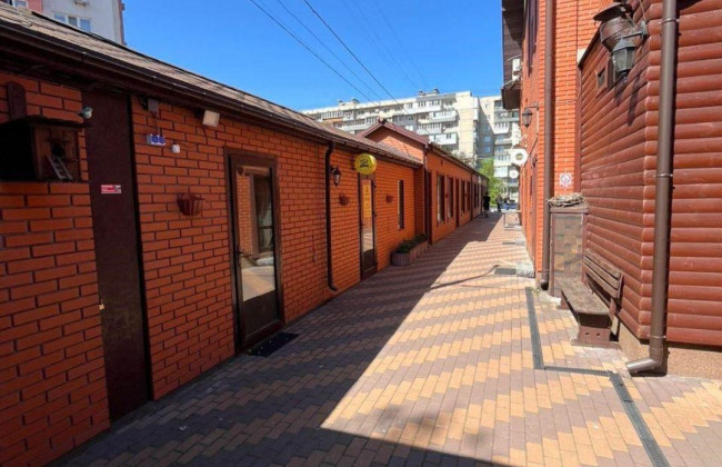 Прокуратура через суд требует вернуть общине землю в Киеве, где построили ресторанный комплекс