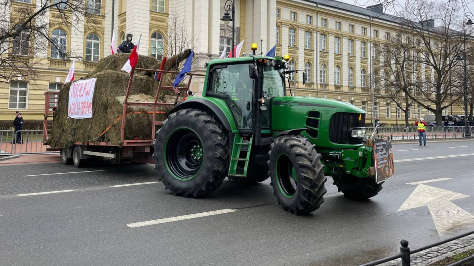 У Варшаві фермери перекрили дороги та протестують через імпорт з України