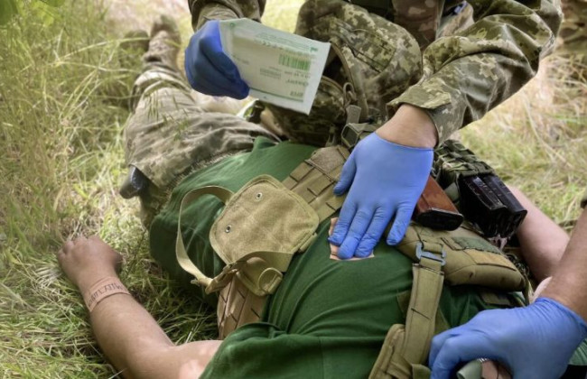 Зеленский подписал закон, который регулирует статус домедицинской помощи для военных