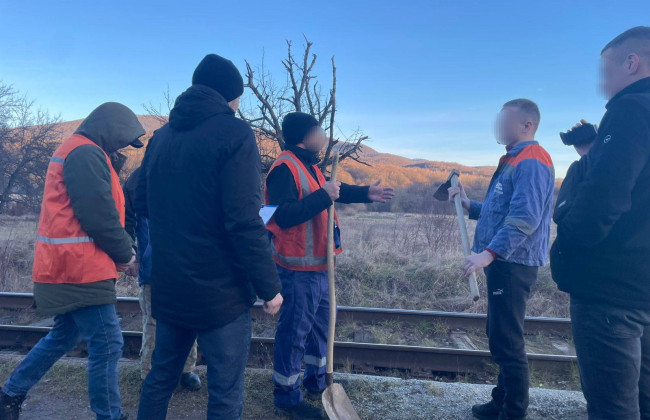 На Закарпатье задержали двух мужчин, которые шли путями в Словакию в спецодежде железнодорожников