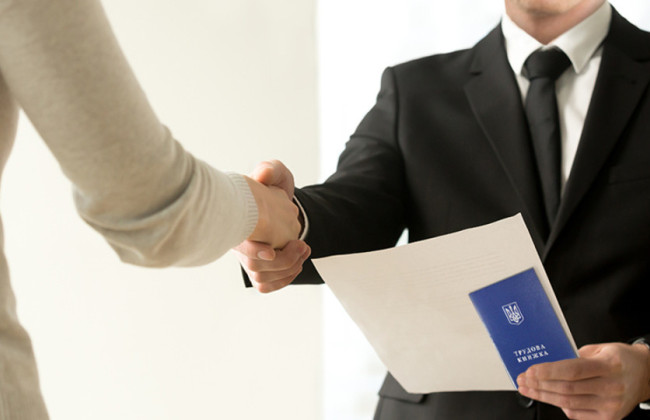 В каких случаях работодатель может перевести работника на другую работу