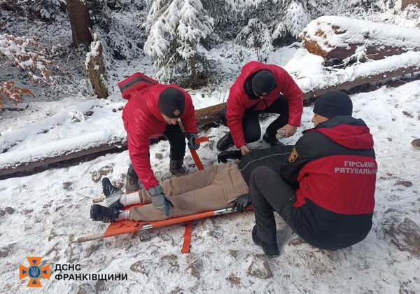 На пути к скалам Довбуша турист травмировал ногу