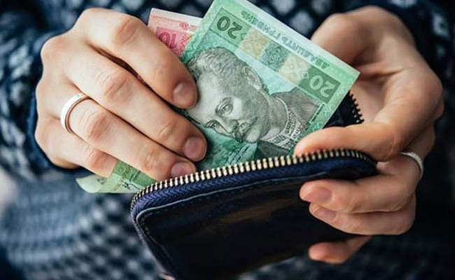 Около 9% украинцев довольно часто не хватает денег даже на еду – опрос