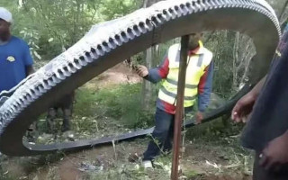 У Кенії на селище впало сталеве кільце з неба — воно може бути з космосу, фото