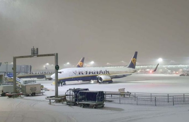 Велика Британія в сніговій пастці – негода паралізувала авіасполучення