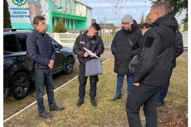 В Ровенской области на взятке разоблачили главу общины, который разрешил вырубку почти 800 новогодних сосен