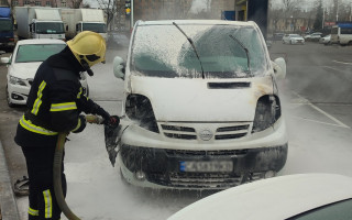 У Києві на АЗС спалахнув автомобіль, фото