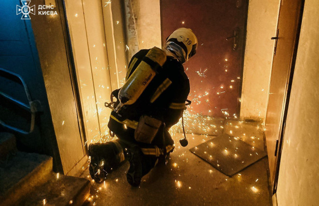 В Киеве загорелась квартира в многоэтажке – есть погибшие