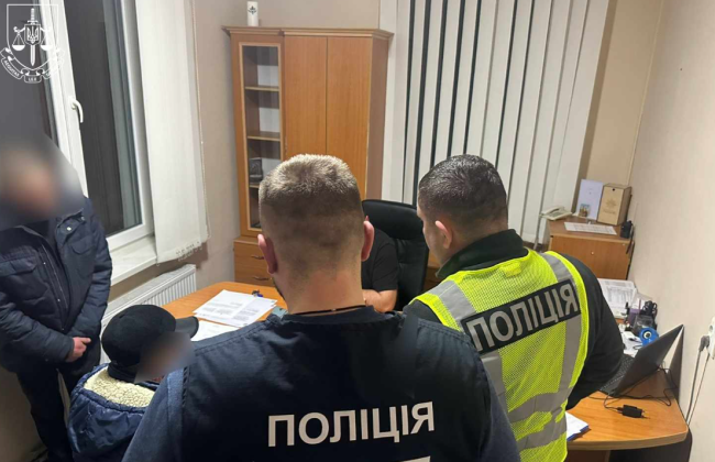 На Прикарпатті чоловік пропонував 500 доларів поліцейському за незаконне перевезення деревини