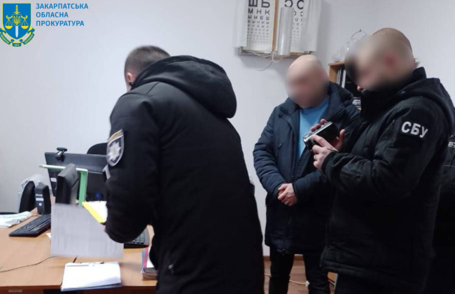 На Закарпатті викрили офтальмологів, які за 6 тисяч доларів сприяли в ухиленні від мобілізації