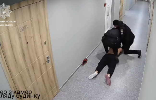 В Одессе мужчина таранил дверь соседей ножом – видео задержания