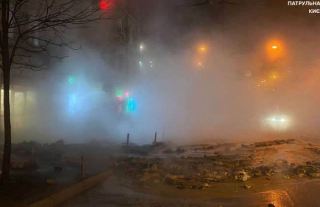 В Киеве возле железнодорожного вокзала прорвало теплосеть, дорогу залило горячей водой — видео