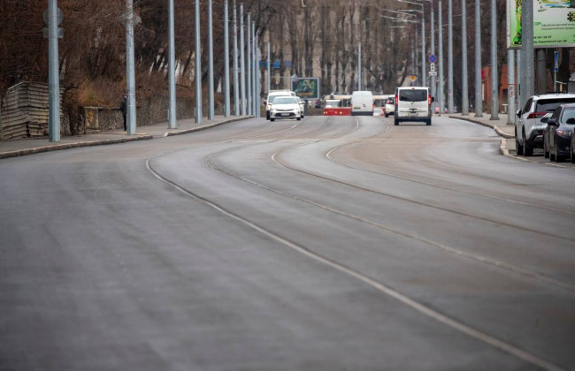 У Києві оновили трамвайні колії та проїжджу частину для авто у Подільському районі