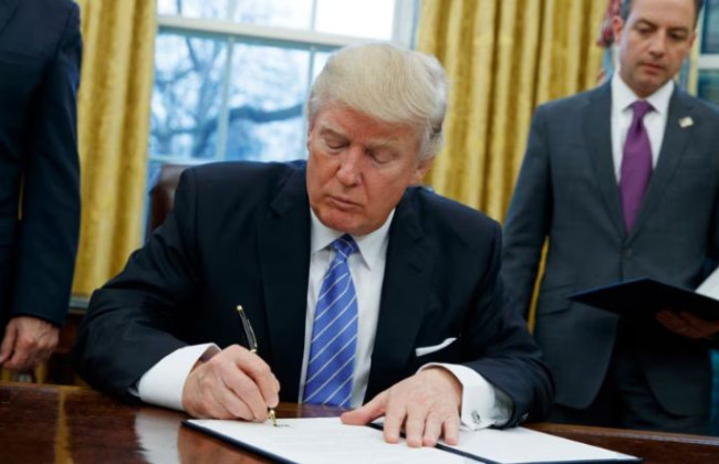 Дональд Трамп готовит более 100 указов, которые начнет подписывать с первого дня президентства