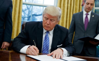 Дональд Трамп готує понад 100 указів, які почне підписувати з першого дня президенства