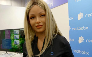 Вміє спілкуватися та виражати емоції — компанія Realbotix випустила робота-жінку, відео