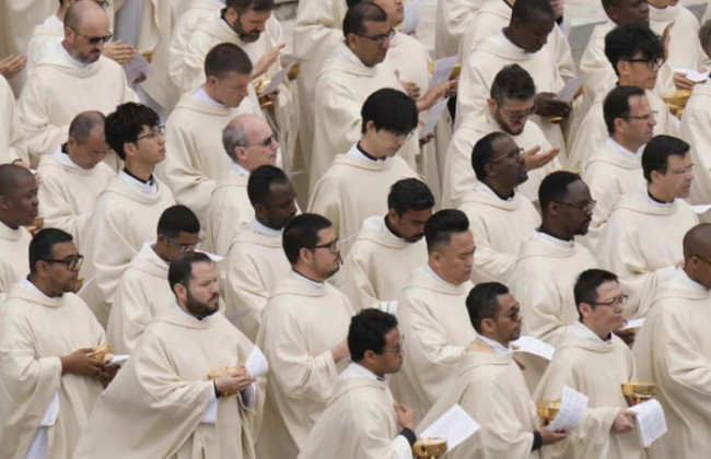 Ватикан разрешил геям становиться священниками при условии сохранения целибата