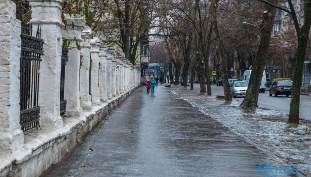 Киян попередили про жовтий рівень небезпеки через ожеледицю