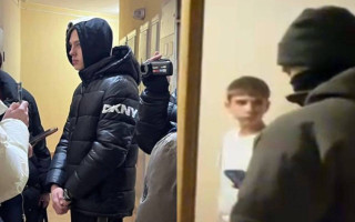 Полиция провела обыски у «мажоров», которые перекрыли движение в центре Киева и разбросали деньги возле мемориала погибшим воинам