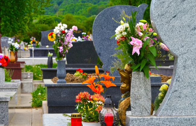 Виділення місця для поховання за 1000 доларів — у Києві судитимуть працівницю Південного кладовища