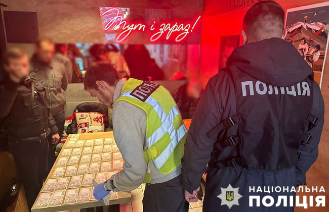 В Киеве руководитель КП запросил 40 тысяч за разрешение снять рекламу на Контрактовой, а теперь может попасть за решетку на 10 лет