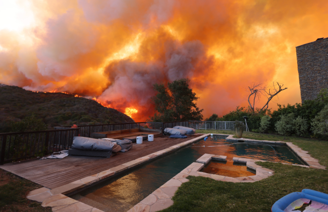 Масштабні пожежі в Лос-Анджелесі могли початись через запуск феєрверків у новорічну ніч — що відомо
