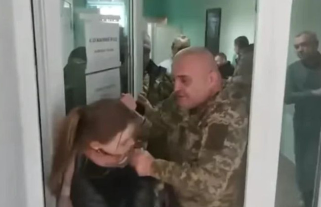 НААУ повідомила деталі про інцидент з побиттям адвокатки у приміщенні харківського ВЛК