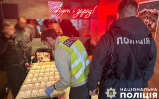 В Киеве руководитель КП запросил 40 тысяч за разрешение снять рекламу на Контрактовой, а теперь может попасть за решетку на 10 лет