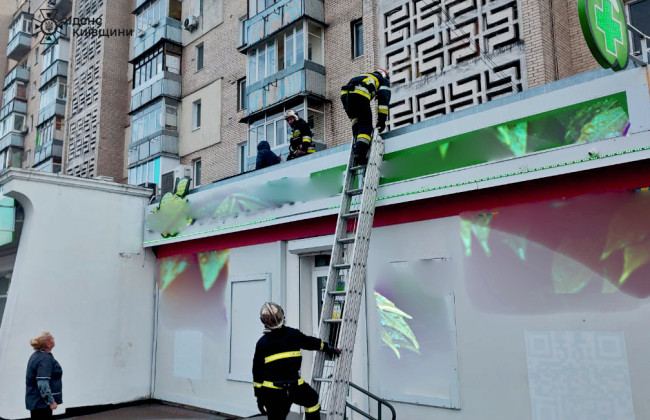 В Ірпені на Київщині жінка випала з вікна будинку на аптеку