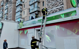 В Ирпене на Киевщине женщина выпала из окна дома на аптеку