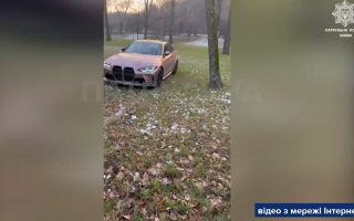 В Киеве нашли и оштрафовали водителя автомобиля BMW, который припарковался на газоне
