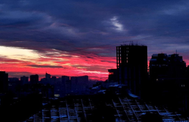 Метеорологи объяснили причины появления красного неба над Киевом