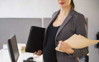 Чи може роботодавець відмовити вагітній жінці у працевлаштуванні
