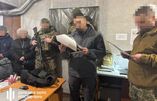 Дружина екскомбрига бригади ТРО отримала 922 тис грн винагороди за фіктивну участь у бойових діях — ДБР