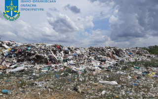 На Івано-Франківщині ексчиновник зробив із земельної ділянки сміттєзвалище — прокуратура, фото